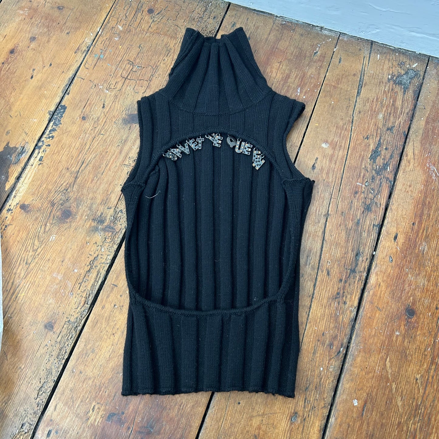 Save The Queen Cut-Out Knit Jumper – S