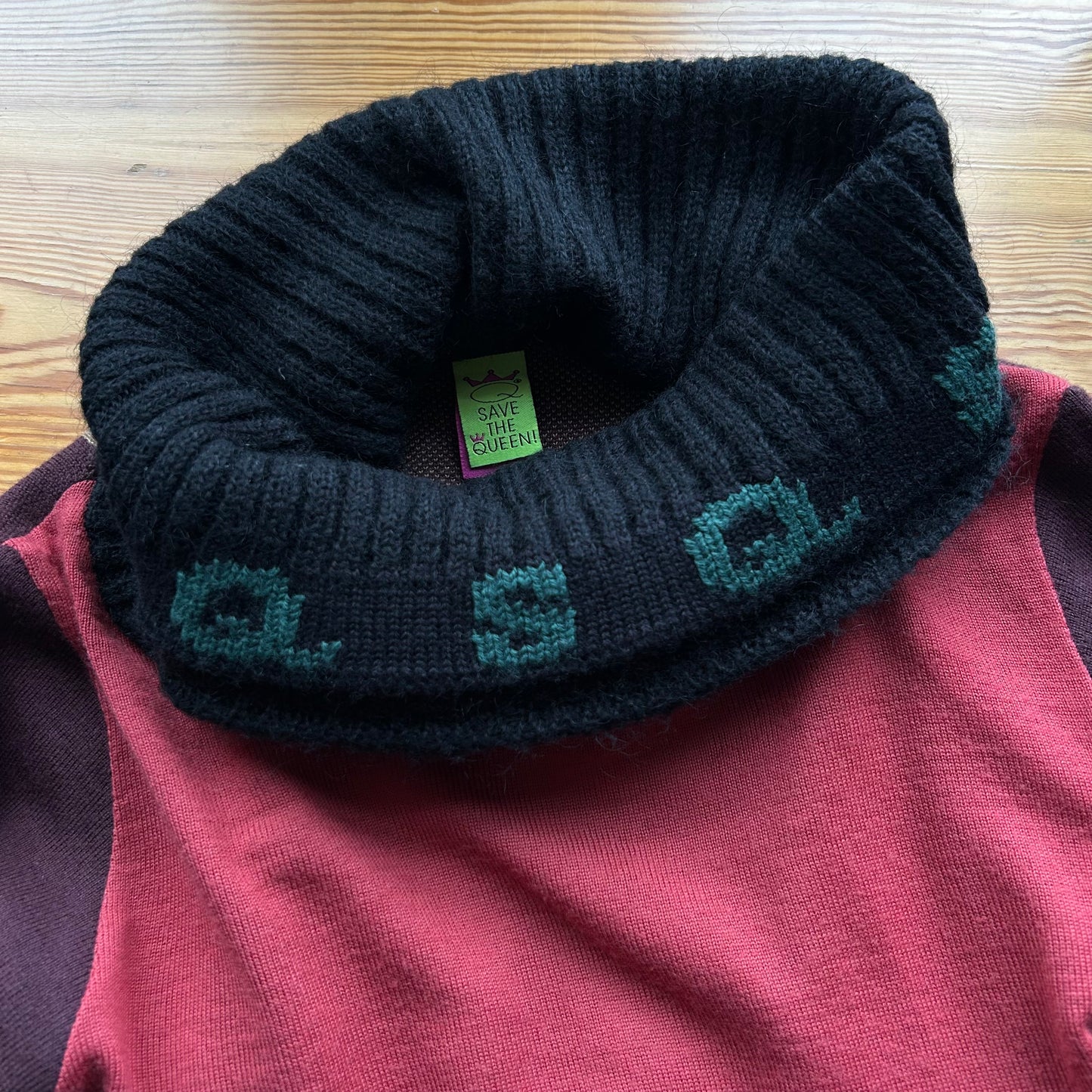 Save The Queen Graphic Knit Jumper - S